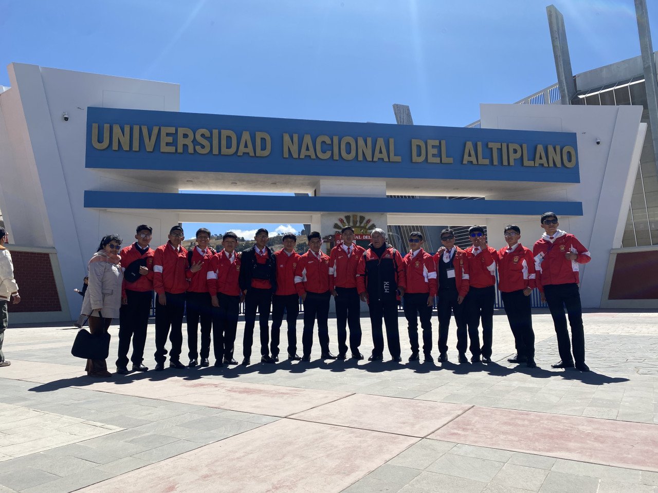 Delegacion Del Colegio Nacional Pichincha en Puno Peru